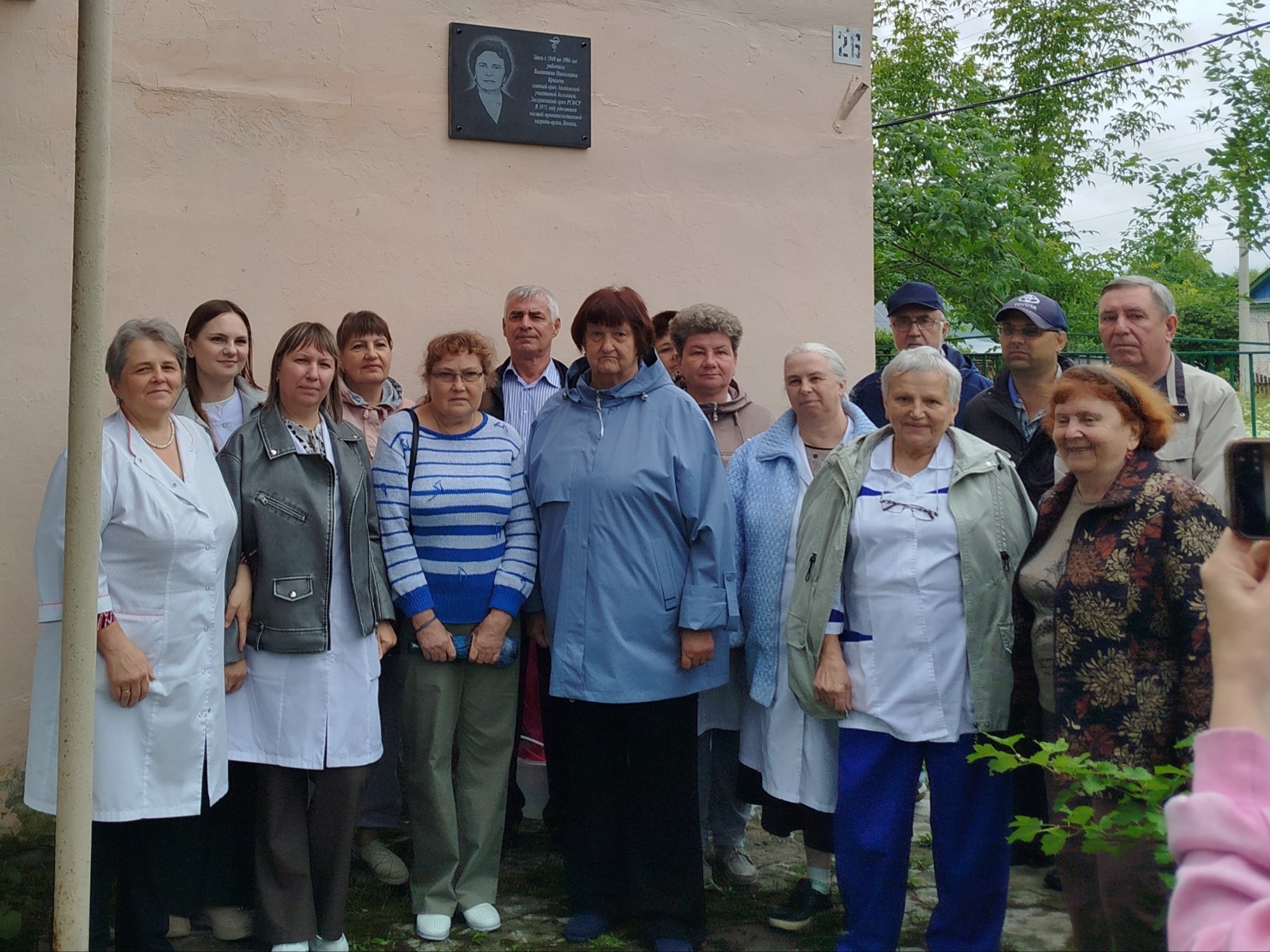 В поселке Анопино Гусь-Хрустального муниципального округа открыли мемориальную доску Заслуженному врачу РСФСР Валентине Крыловой.