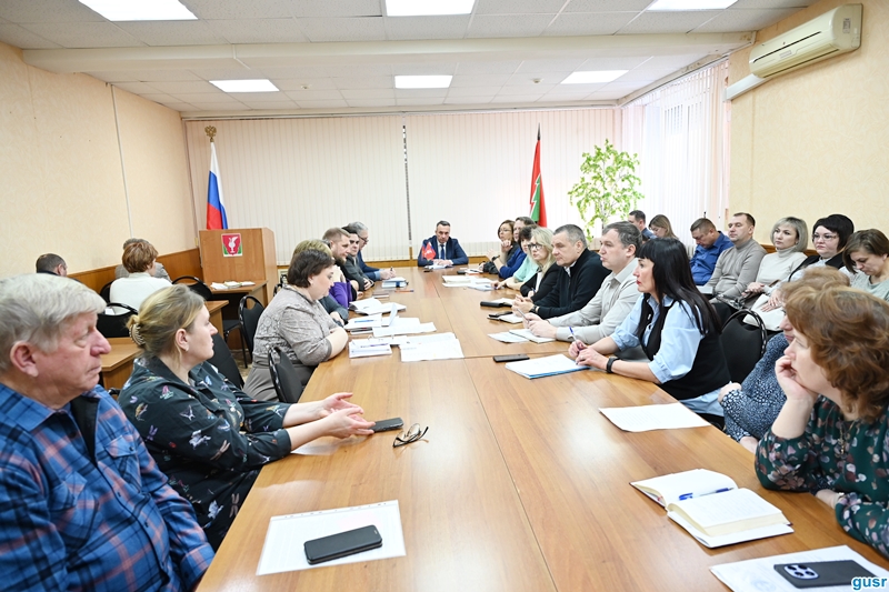 В Гусь-Хрустальном округе в усиленном режиме ведется расчистка дорог от снега.