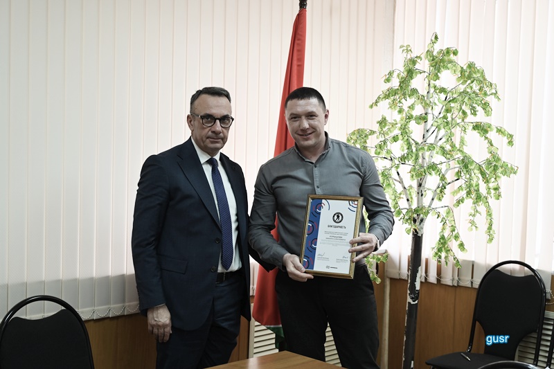 Глава Гусь-Хрустального муниципального округа Алексей Кабенкин вручил благодарность «Ночной хоккейной лиги» Михаилу Курышову.