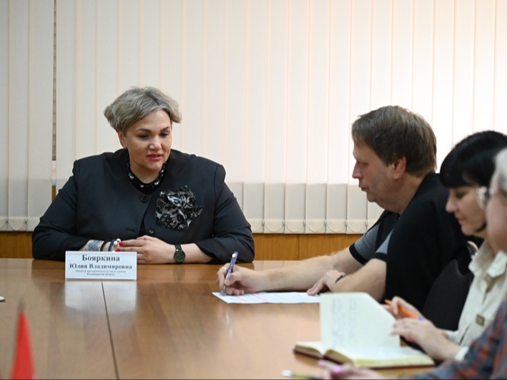 Министр предпринимательства и туризма Юлия Бояркина провела личный прием граждан в Гусь-Хрустальном округе.