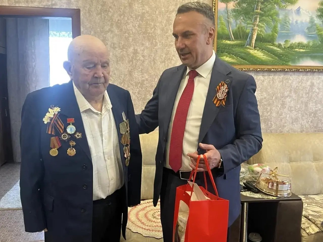 Глава Гусь-Хрустального округа поздравил ветеранов Великой Отечественной войны.